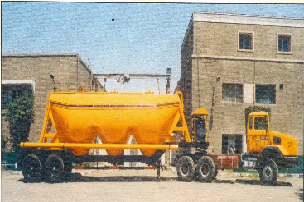 Bulk cement transport vehicle